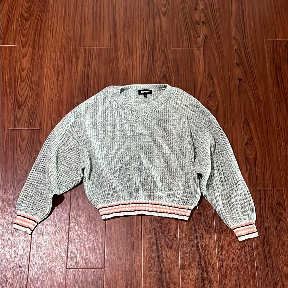 Express Gray V-Neck Cropped Sweater with Ribbed Trim